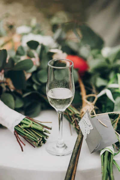 Stijlvolle Champagne Drinken Bruiloft Tafel Groene Boeketten Luxe Glazen Van — Stockfoto