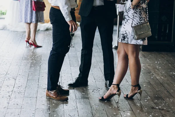 Handen Van Stijlvolle Mensen Juichen Met Glazen Champagne Luxe Huwelijksreceptie — Stockfoto