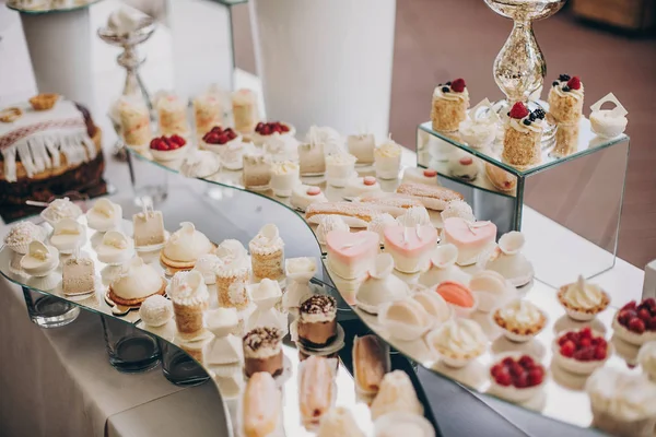 Table Douce Moderne Célébration Barre Bonbons Élégant Avec Délicieux Gâteaux — Photo