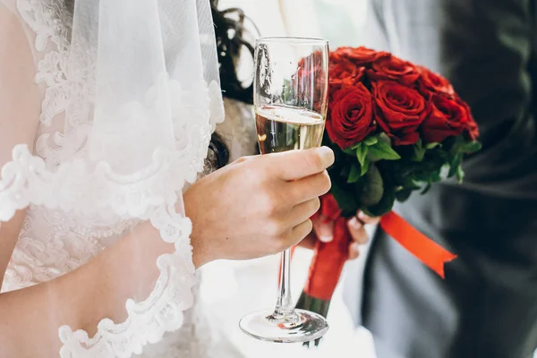 Hände Von Stilvollen Menschen Die Mit Sektgläsern Jubeln Luxuriöser Hochzeitsempfang — Stockfoto