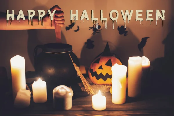 Happy Halloween Tekst Koncepcja Upiorny Halloween Znak Czarownica Ręka Wrzącej — Zdjęcie stockowe