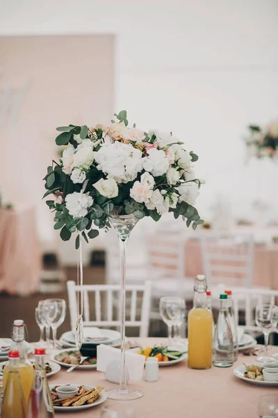 Elegant Bröllop Inställning Anbud Rosa Bord Med Glas Bestick Servett — Stockfoto