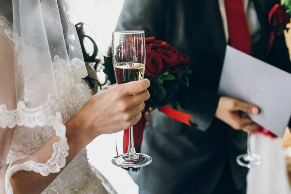 Руки Стильних Людей Підбадьорюють Келихами Шампанського Розкішними Весільними Прийомами Багатим — стокове фото