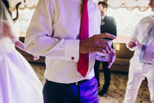 Manos Gente Elegante Animando Con Vasos Whisky Recepción Boda Lujo — Foto de Stock