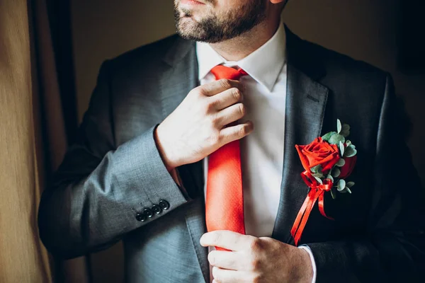 Sposo Prepara Mattino Tenendo Cravatta Rossa Preparazione Del Giorno Del — Foto Stock