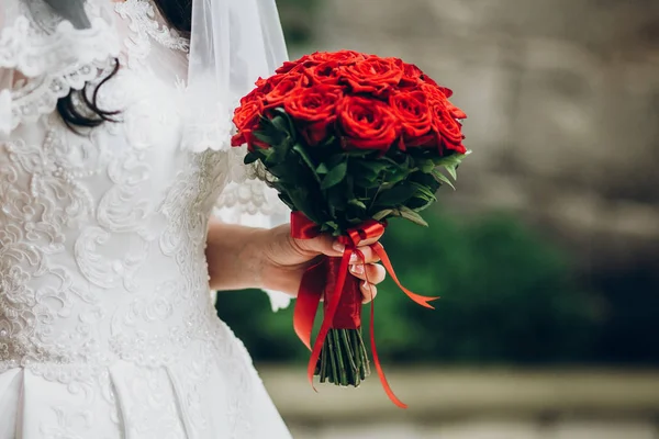 Schöne Braut Mit Stilvollem Strauß Morgen Rote Rosen Hochzeitsstrauß — Stockfoto