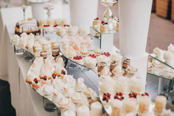 Mesa Dulce Moderna Celebración Elegante Barra Dulces Con Deliciosos Pasteles —  Fotos de Stock