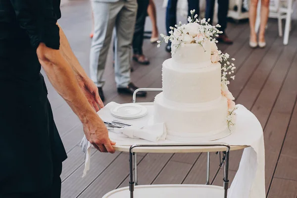 Serveur Roulant Dans Gâteau Mariage Blanc Incroyable Avec Des Fleurs — Photo