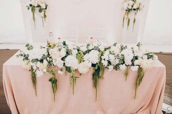 时尚的婚礼设置 招标粉红色表的核心与现代花卉花束 与眼镜 餐巾和美味的食品和饮料 餐厅的豪华餐饮服务 婚宴接待 — 图库照片