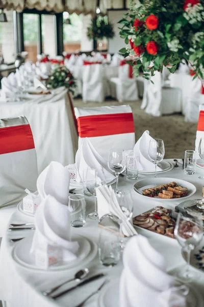 Κομψό Γαμήλιο Τραπέζι Χαρτοπετσέτες Και Κόκκινα Τριαντάφυλλα Διακόσμηση Και Λευκό — Φωτογραφία Αρχείου