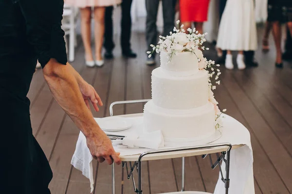 Serveur Roulant Dans Gâteau Mariage Blanc Incroyable Avec Des Fleurs — Photo