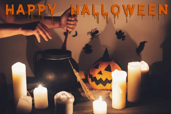 Happy Halloween Tekst Koncepcja Upiorny Halloween Znak Czarownica Ręka Wrzącej — Zdjęcie stockowe
