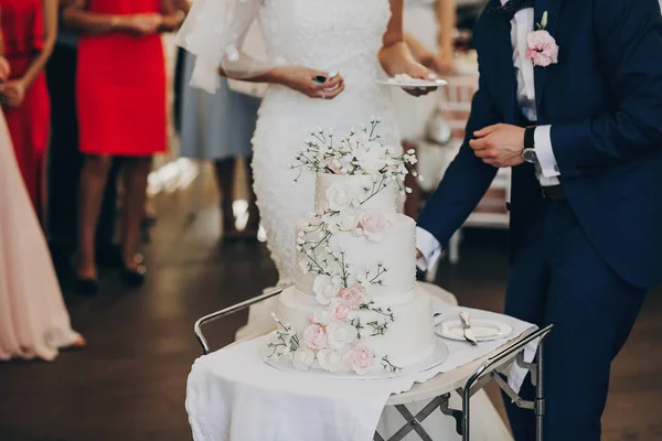 Novia Novio Degustación Elegante Pastel Boda Blanco Con Flores Delicioso —  Fotos de Stock