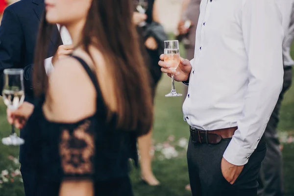 Mãos Pessoas Elegantes Que Torcem Com Copos Champanhe Recepção Casamento — Fotografia de Stock