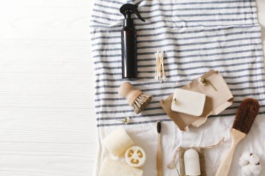 sıfır atık kavramı, düz plastik ücretsiz öğeleri yatıyordu. Doğal lif kabağı, bambu diş fırçası, fırça, Hindistan cevizi sabun, el yapımı deterjan ve havlu, Eko banyo essentials kristal deodorant