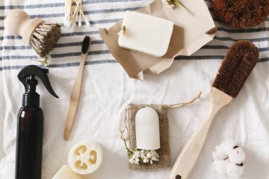sıfır atık kavramı, düz plastik ücretsiz öğeleri yatıyordu. Doğal lif kabağı, bambu diş fırçası, fırça, Hindistan cevizi sabun, el yapımı deterjan ve havlu, Eko banyo essentials kristal deodorant