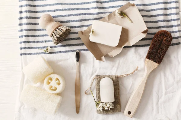 sıfır atık kavramı. Eko doğal plastik ücretsiz lif kabağı, bambu diş fırçası, fırça, havlu, banyo gerekli temizlik hijyen için Hindistan cevizi sabun ve kristal deodorant. sürdürülebilir yaşam tarzı