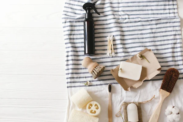 sıfır atık kavramı, düz plastik ücretsiz öğeleri yatıyordu. Doğal lif kabağı, bambu diş fırçası, fırça, Hindistan cevizi sabun, el yapımı deterjan ve havlu, Eko banyo essentials kristal deodorant