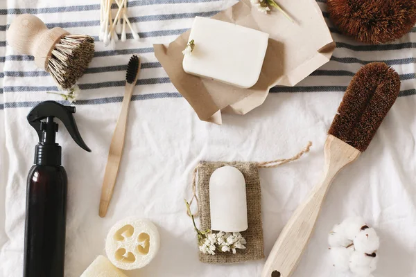 sıfır atık kavramı, düz plastik ücretsiz öğeleri yatıyordu. Doğal lif kabağı, bambu diş fırçası, fırça, Hindistan cevizi sabun, el yapımı deterjan ve havlu, Eko banyo essentials kristal deodorant