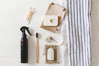 doğal çevre bambu diş fırçası, Hindistan cevizi sabun, el yapımı deterjan, kristal deodorant, bambu kulak sopa üzerinde havlu, öğeleri sürdürülebilir yaşam tarzı. düz yatıyordu. sıfır atık kavramı