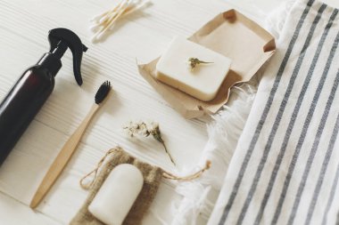 doğal çevre bambu diş fırçası, Hindistan cevizi sabun, el yapımı deterjan, kristal deodorant, bambu kulak sopa üzerinde havlu, banyo essentials sürdürülebilir yaşam tarzı. sıfır atık kavramı