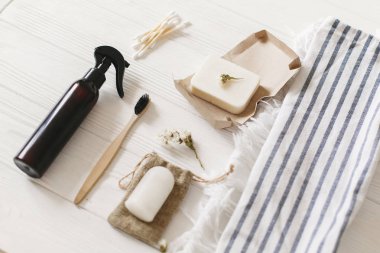 sürdürülebilir yaşam tarzı düz yatıyordu kavramı. doğal çevre bambu diş fırçası, Hindistan cevizi sabun, el yapımı deterjan, kristal deodorant, bambu kulak sopa havlu üzerinde. sıfır atık