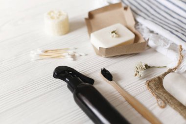 sürdürülebilir bir yaşam tarzı. sıfır atık kavramı. doğal çevre bambu diş fırçası, Hindistan cevizi sabun, el yapımı deterjan, kristal deodorant, bambu kulak sopa üzerinde havlu, banyo essentials