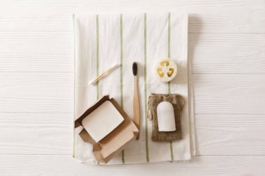 sürdürülebilir bir yaşam tarzı, sıfır atık kavramı. doğal çevre bambu diş fırçası, kristal deodorant, Hindistan cevizi sabun, kulak sopa, lif kabağı üzerinde havlu, düz yatıyordu. hijyen için plastik ücretsiz öğeler