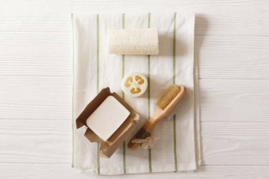 sürdürülebilir bir yaşam tarzı, sıfır atık kavramı. doğal çevre el yapımı Hindistan cevizi sabun, fırça, lif kabağı üzerinde havlu, düz yatıyordu. hijyenik plastik ücretsiz öğeler. yeşil git