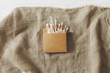 Eko doğal bambu kulak düz lay rustik arka plan üzerine yapışır. sürdürülebilir yaşam tarzı kavramı. sıfır atık plastik ücretsiz öğeler. Plastik kirliliği durdurmak. yeniden, azaltmak, geri dönüşüm, reddetme