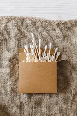 sürdürülebilir yaşam tarzı kavramı. sıfır atık. Eko doğal bambu kulak düz lay rustik arka plan üzerine yapışır. Plastik ücretsiz öğeler. Plastik kirliliği durdurmak. yeniden, azaltmak, geri dönüşüm, reddetme