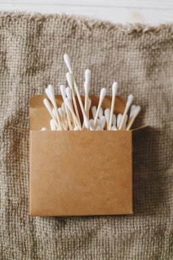 Eko doğal bambu kulak düz lay rustik arka plan üzerine yapışır. sürdürülebilir yaşam tarzı kavramı. sıfır atık plastik ücretsiz öğeler. Plastik kirliliği durdurmak. yeniden, azaltmak, geri dönüşüm, reddetme