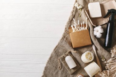 doğal çevre bambu diş fırçası, Hindistan cevizi sabun, el yapımı şampuan, kristal deodorant, lif kabağı, bambu kulak sopa. sıfır atık kavramı, sürdürülebilir yaşam tarzı düz yatıyordu. Plastik ücretsiz