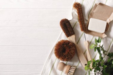 Eko doğal Hindistan cevizi sabun ve bulaşık, eko dostu düz lay için fırçalar. sürdürülebilir yaşam tarzı kavramı. temizlik sıfır atık gıda. Plastik ücretsiz öğeler. yeniden, azaltmak, geri dönüşüm