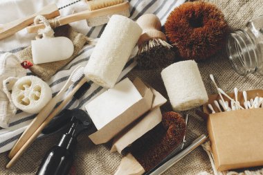 Eko doğal bambu diş fırçası, fırça, kristal deodorant, lif kabağı, kulak sopa, metal çubuk, Hindistan cevizi sabun, Pamuk çanta, el yapımı deterjan. sıfır atık. sürdürülebilir yaşam tarzı kavramı