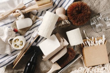 sıfır atık düz yatıyordu. Eko doğal bambu diş fırçası, fırça, kristal deodorant, lif kabağı, kulak sopa, metal çubuk, Hindistan cevizi sabun, Pamuk çanta, el yapımı deterjan. sürdürülebilir yaşam tarzı kavramı