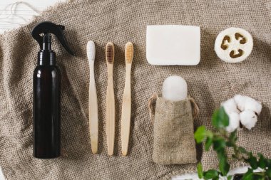 sürdürülebilir yaşam tarzı kavramı. Eko doğal bambu diş fırçaları, kristal deodorant, lif kabağı, Hindistan cevizi sabun, pamuk. sıfır atık düz yatıyordu. banyo temel, plastik ücretsiz öğeler