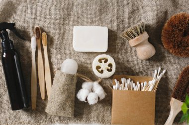 Eko doğal bambu diş fırçaları, kristal deodorant, lif kabağı, Hindistan cevizi sabun, fırçalar, kulak sopa, pamuk. sıfır atık düz yatıyordu. ev temel, plastik ücretsiz öğeler. sürdürülebilir yaşam tarzı kavramı