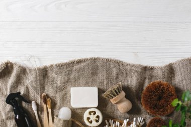 Eko doğal bambu diş fırçaları, kristal deodorant, lif kabağı, Hindistan cevizi sabun, fırçalar, kulak sopa, pamuk. sıfır atık düz yatıyordu. ev temel, plastik ücretsiz öğeler. sürdürülebilir yaşam tarzı kavramı