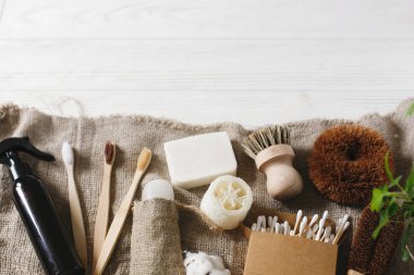 sıfır atık. ev temel, plastik ücretsiz öğeler. Eko doğal bambu diş fırçaları, kristal deodorant, lif kabağı, Hindistan cevizi sabun, fırçalar, kulak sopa, pamuk. sürdürülebilir yaşam tarzı kavramı