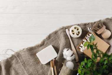 sıfır atık düz yatıyordu. ev temel, plastik ücretsiz öğeler. Eko doğal bambu diş fırçaları, kristal deodorant, lif kabağı, Hindistan cevizi sabun, fırçalar, kulak sopa, cotton.sustainable yaşam tarzı kavramı