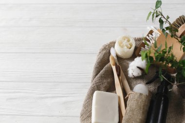 Plastik ücretsiz öğeler. Eko doğal bambu diş fırçaları, kristal deodorant, lif kabağı, Hindistan cevizi sabun, fırçalar, kulak sopa, pamuk. sürdürülebilir yaşam tarzı kavramı. sıfır atık ev, yeşil