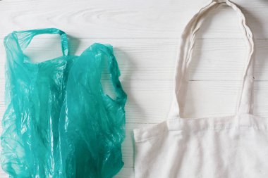 Plastik yasak. plastik torba eko doğal yeniden kullanılabilir kadın için alışveriş çantası ile düz rustik arka plan üzerinde yatıyordu. sürdürülebilir yaşam tarzı kavramı. sıfır atık. Plastik ücretsiz öğeler. yeniden, azaltmak, reddetme,