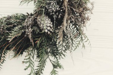 Noel çelenk. çam kozalakları, çam dalları, kar beyaz ahşap kapı üzerinde şık rustik Noel çelenk. metin için yer. El yapımı dekorasyonu kış tatilleri için.