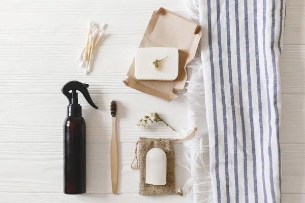 doğal çevre bambu diş fırçası, Hindistan cevizi sabun, el yapımı deterjan, kristal deodorant, bambu kulak sopa üzerinde havlu, öğeleri sürdürülebilir yaşam tarzı. düz yatıyordu. sıfır atık kavramı