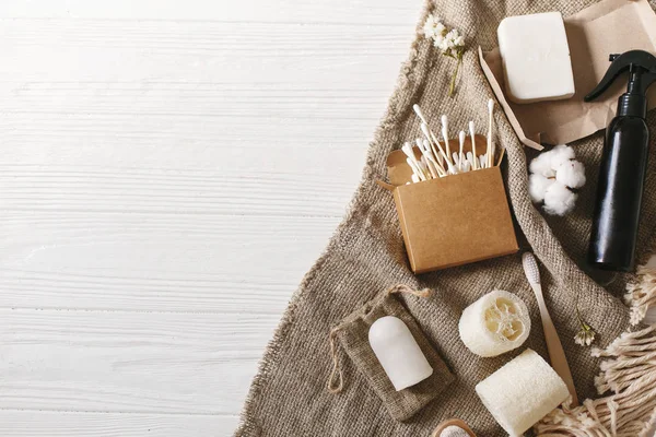 doğal çevre bambu diş fırçası, Hindistan cevizi sabun, el yapımı şampuan, kristal deodorant, lif kabağı, bambu kulak sopa. sıfır atık kavramı, sürdürülebilir yaşam tarzı düz yatıyordu. Plastik ücretsiz