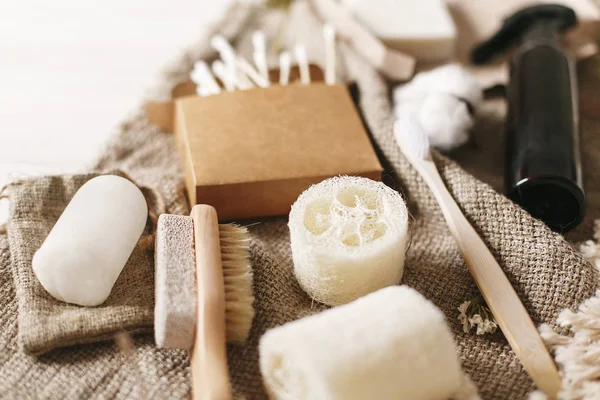 sıfır atık kavramı, sürdürülebilir yaşam tarzı. Plastik ücretsiz doğal çevre bambu diş fırçası, Hindistan cevizi sabun, el yapımı şampuan, kristal deodorant, lif kabağı, bambu kulak sopa, fırça
