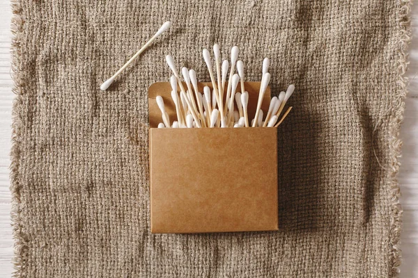 Eko doğal bambu kulak düz lay rustik arka plan üzerine yapışır. sürdürülebilir yaşam tarzı kavramı. sıfır atık plastik ücretsiz öğeler. Plastik kirliliği durdurmak. yeniden, azaltmak, geri dönüşüm, reddetme