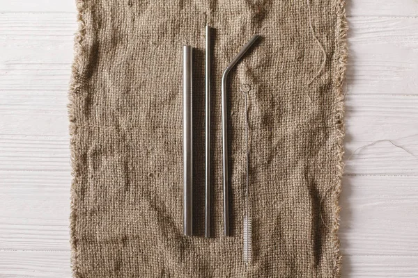 Eko doğal metalik payet düz rustik arka plan üzerinde yatıyordu. sürdürülebilir yaşam tarzı kavramı. sıfır atık plastik ücretsiz öğeler. Plastik daha kes. yeniden, azaltmak, geri dönüşüm, reddetme