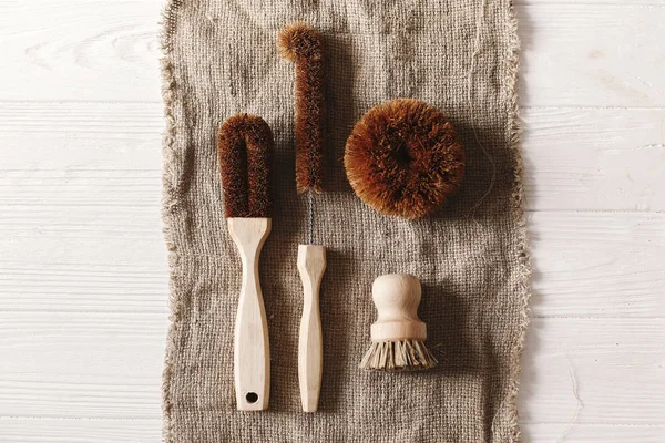 Eko doğal Hindistan cevizi fırçaları düz rustik arka plan üzerinde yatıyordu. sürdürülebilir yaşam tarzı kavramı. sıfır atık. Plastik ücretsiz öğeler. Plastik kirliliği durdurmak. yeniden, azaltmak, geri dönüşüm, reddetme